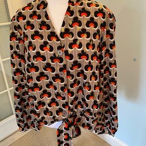 Loose fit blouse great pattern. Ties at the waist